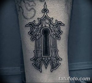Черно-белая татуировка на руке с изображением замочной скважины. Простой и элегантный дизайн, символизирующий тайну и секреты.
