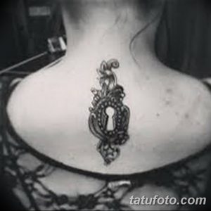 Черно-белый эскиз татуировки с изображением старинного замка и ключа, расположенного на шее. Детализированный рисунок с витиеватыми узорами.