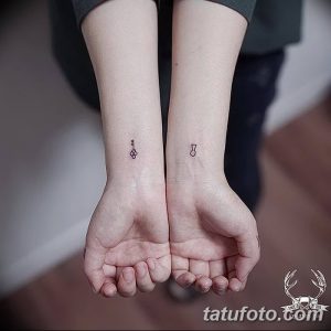 Фото парных татуировок на запястьях: маленький ключ на одном запястье и замок на другом. Минималистичный и романтичный рисунок татуировки.