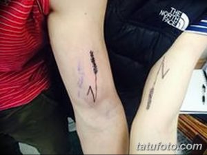 Фото парных тату: колосья пшеницы и буква 'N', выполненные в минималистичном стиле на предплечьях.
