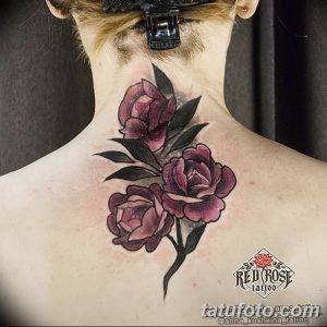 Фото тату с изображением трех красных роз на шее. Элегантный рисунок татуировки с детально проработанными цветами и листьями.