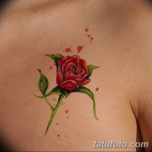 Фото акварельной татуировки с изображением красной розы и брызг краски на груди. Нежный и романтичный рисунок.