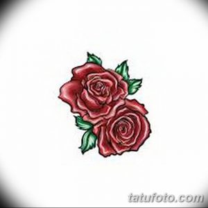 Эскиз татуировки: Три красные розы с зелеными листьями на белом фоне. Простой и элегантный рисунок для татуировки.