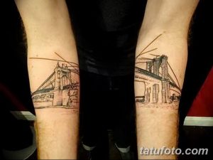 Фото тату на икрах: два изображения Бруклинского моста в черно-серых тонах. Реалистичный стиль, детализированная проработка.