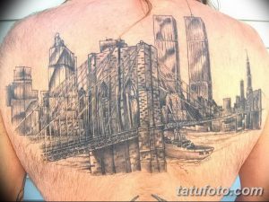 Фото тату на спине: детальное изображение Бруклинского моста, небоскребов и корабля в черно-серых тонах. Реалистичный стиль.