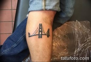 Фото минималистичной татуировки моста на ноге, выполненной в технике line work с использованием тонких линий и черного цвета.