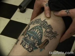 Фото тату на руке с изображением старинного аттракциона, выполненного в олдскульном стиле с использованием ярких цветов и четких линий.