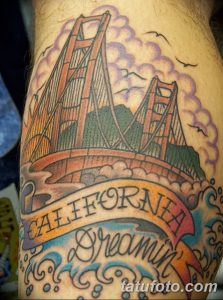 Фото тату моста Золотые Ворота в стиле олд скул на предплечье, с надписью 'California Dreamin' и красочными облаками.