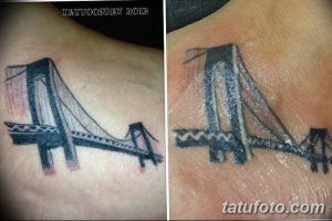 Фото двух эскизов татуировки Бруклинского моста, выполненных в разных стилях. Один эскиз выполнен в реалистичной манере, другой – в более схематичном и графичном стиле.