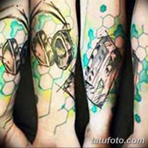 Фото акварельного тату наушников на руке. Нежный и оригинальный дизайн с использованием пастельных тонов и эффекта размытия. Идея для татуировки для творческих личностей.