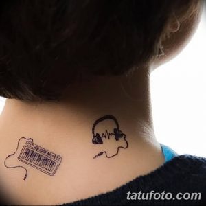Фото минималистичной татуировки наушников и эквалайзера на шее. Простой контурный рисунок татуировки, черно-белый.