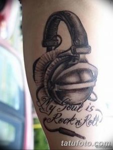 Фото тату на руке: наушники с надписью 'My Soul is Rock n Roll'. Черно-белый рисунок татуировки в стиле олдскул.