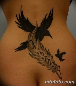 Фото татуировки на спине с изображением черного ворона и надписью "Nevermore". Готический стиль и драматичная композиция.