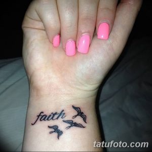 Фото татуировки на запястье с надписью "Faith" и изображением трех маленьких птиц. Черно-белый минималистичный рисунок.
