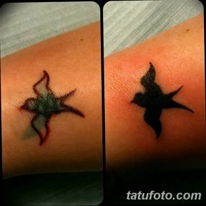 Фотография, демонстрирующая процесс создания татуировки птицы на руке. Слева - незавершенный эскиз, справа - готовая татуировка с четкими контурами.