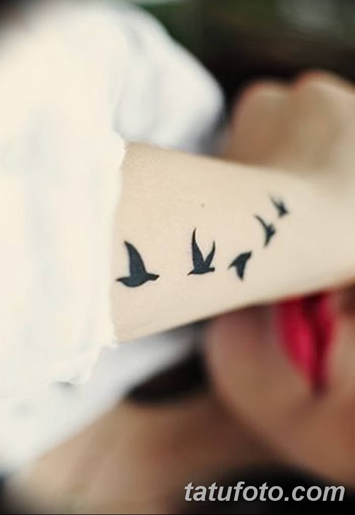 Фото тату птицы на запястье 17.08.2018 №070 — tattoo of a bird on the wrist — tatufoto.com