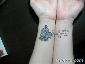 Фото парной татуировки на запястьях: одна рука с клеткой, из которой вылетают птицы, другая - с летящими птицами. Черно-белый рисунок.