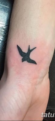 Фото тату птицы на запястье 17.08.2018 №111 — tattoo of a bird on the wrist — tatufoto.com
