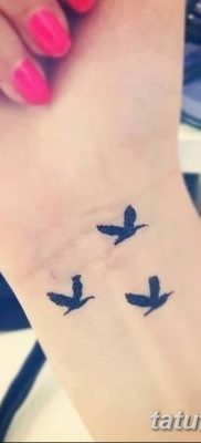 Фото тату птицы на запястье 17.08.2018 №112 — tattoo of a bird on the wrist — tatufoto.com