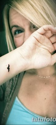Фото тату птицы на запястье 17.08.2018 №113 — tattoo of a bird on the wrist — tatufoto.com