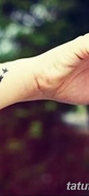 Фото тату птицы на запястье 17.08.2018 №114 — tattoo of a bird on the wrist — tatufoto.com