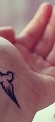 Фото тату птицы на запястье 17.08.2018 №120 — tattoo of a bird on the wrist — tatufoto.com