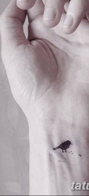 Фото тату птицы на запястье 17.08.2018 №121 — tattoo of a bird on the wrist — tatufoto.com