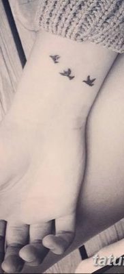 Фото тату птицы на запястье 17.08.2018 №125 — tattoo of a bird on the wrist — tatufoto.com