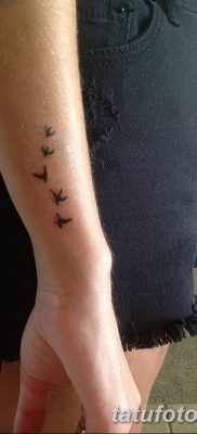 Фото тату птицы на запястье 17.08.2018 №127 — tattoo of a bird on the wrist — tatufoto.com
