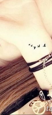 Фото тату птицы на запястье 17.08.2018 №128 — tattoo of a bird on the wrist — tatufoto.com