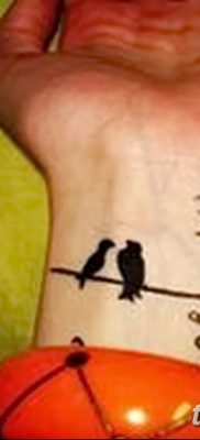 Фото тату птицы на запястье 17.08.2018 №130 — tattoo of a bird on the wrist — tatufoto.com