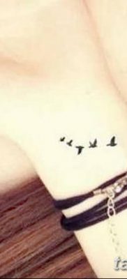 Фото тату птицы на запястье 17.08.2018 №133 — tattoo of a bird on the wrist — tatufoto.com