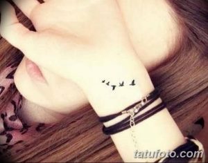 Фото татуировки с изображением нескольких маленьких птиц на запястье. Черный контур, минимализм, идея для девушек.