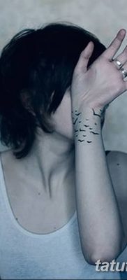 Фото тату птицы на запястье 17.08.2018 №140 — tattoo of a bird on the wrist — tatufoto.com