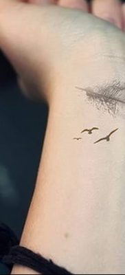 Фото тату птицы на запястье 17.08.2018 №144 — tattoo of a bird on the wrist — tatufoto.com