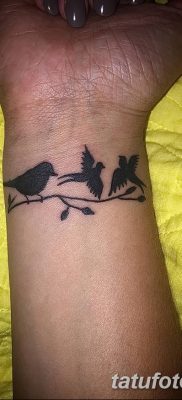 Фото тату птицы на запястье 17.08.2018 №152 — tattoo of a bird on the wrist — tatufoto.com