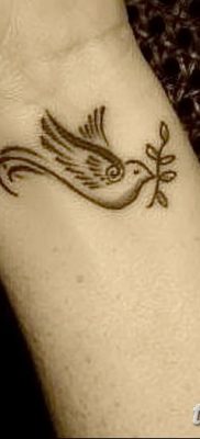 Фото тату птицы на запястье 17.08.2018 №156 — tattoo of a bird on the wrist — tatufoto.com