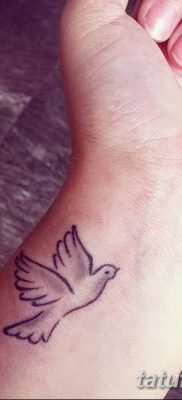 Фото тату птицы на запястье 17.08.2018 №157 — tattoo of a bird on the wrist — tatufoto.com