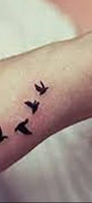 Фото тату птицы на запястье 17.08.2018 №171 — tattoo of a bird on the wrist — tatufoto.com