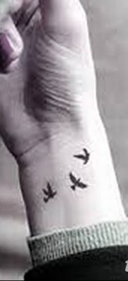 Фото тату птицы на запястье 17.08.2018 №180 — tattoo of a bird on the wrist — tatufoto.com