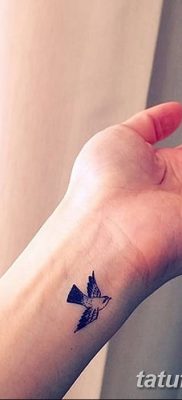 Фото тату птицы на запястье 17.08.2018 №195 — tattoo of a bird on the wrist — tatufoto.com