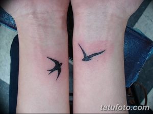 Фото парных татуировок ласточек на запястьях. Черно-белые татуировки, минималистичный дизайн, одинаковые рисунки.
