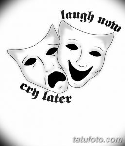 Фото тату: две маски - смеющаяся и плачущая, с надписью 'Laugh now Cry later'. Черно-белый рисунок татуировки.