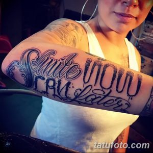 Фотография татуировки на руке, изображающей надпись 'Smile Now Cry Later' в декоративном стиле.