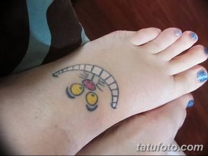 Фото простой татуировки Чеширского кота на стопе: минимализм, линии, улыбка, рисунок татуировки, идеи для тату.