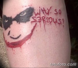 Фото тату с изображением лица Джокера и надписью "Why so serious?" на руке. Рисунок татуировки в стиле комиксов с элементами граффити.