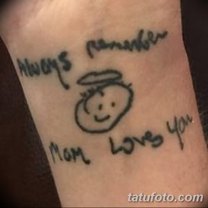 Фото тату: детский рисунок ангела с надписью "Always remember Mom loves you" на руке. Сентиментальная и памятная татуировка.