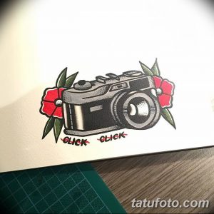 Фото тату в стиле олдскул: фотоаппарат, украшенный красными розами и надписью 'CLICK'. Яркий рисунок татуировки для любителей фотографии.
