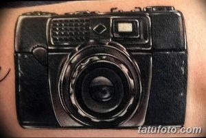 Фото тату на руке: реалистичное изображение старинного черно-белого фотоаппарата, выполненное в технике светотени.