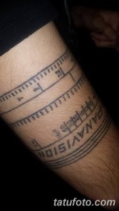 Фото тату: большая татуировка навигационного круга с надписью 'NAVIGATION' на ноге. Детализированная черно-белая татуировка.